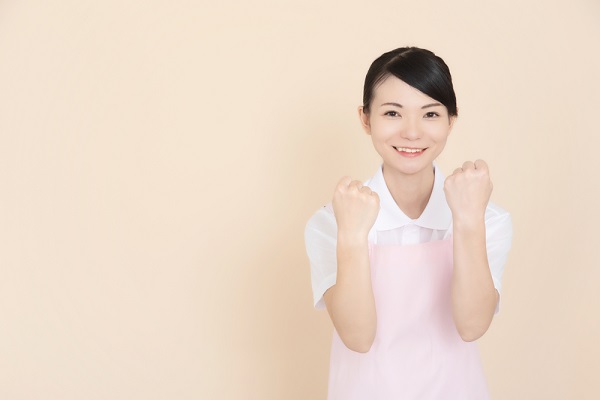 笑顔の保育士の写真