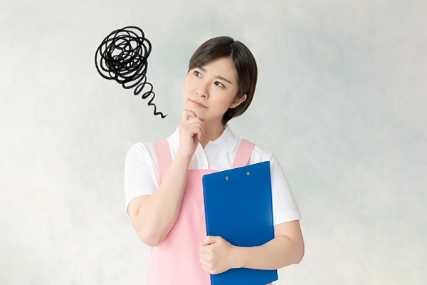 悩む保育士の写真