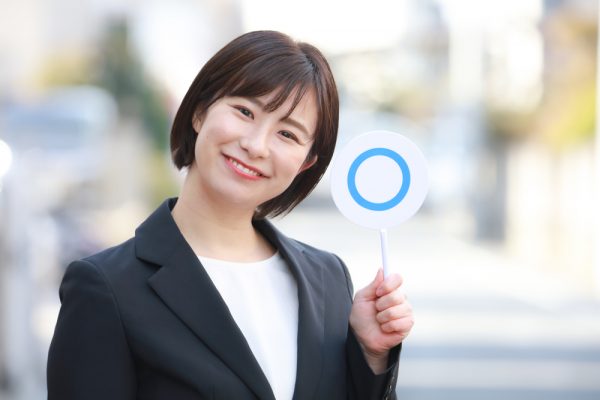 OKサインを出す女性