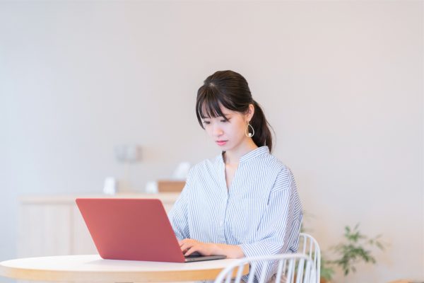 パソコンに向かう女性