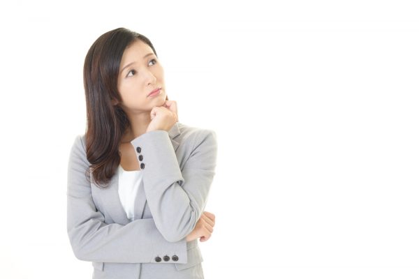 スーツを考える女性