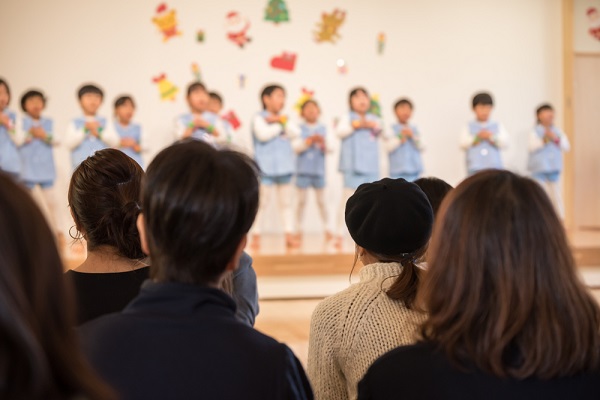 発表会の合唱を楽しむ子どもの様子