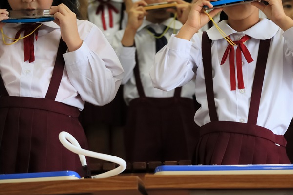 発表会の合奏を楽しむ子どもの様子