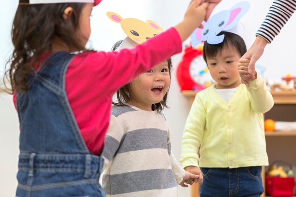 発表会の劇を楽しむ子どもの様子