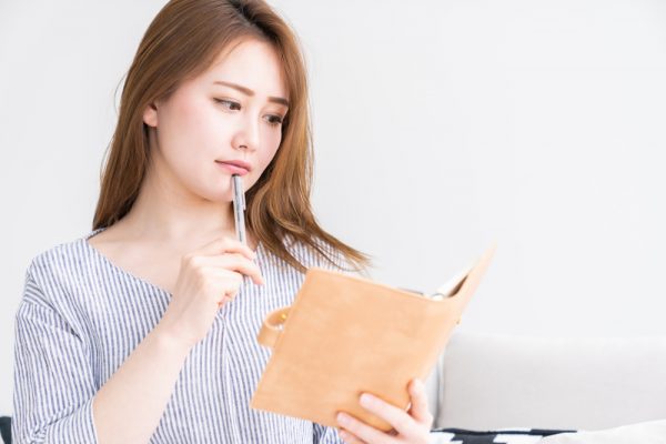 スケジュールに悩む女性