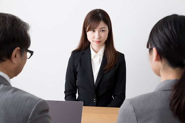 面接を受ける女性