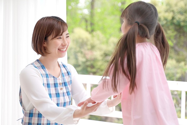 保育士と子ども