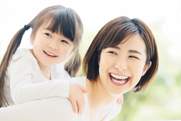 笑顔の子どもと保育士さん
