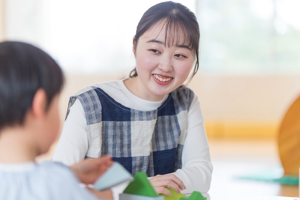 愛媛県の保育士事情。平均年収や労働者数と、補助金・職業訓練などの取り組み