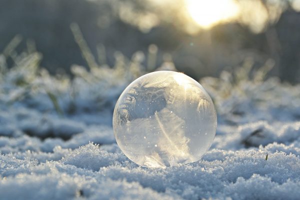 冬に氷遊びをしよう 保育園で楽しむ氷を使った遊びの注意点とアイデア8選 保育士求人なら 保育士バンク