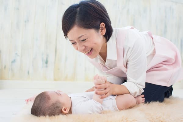 赤ちゃんをあやす保育士