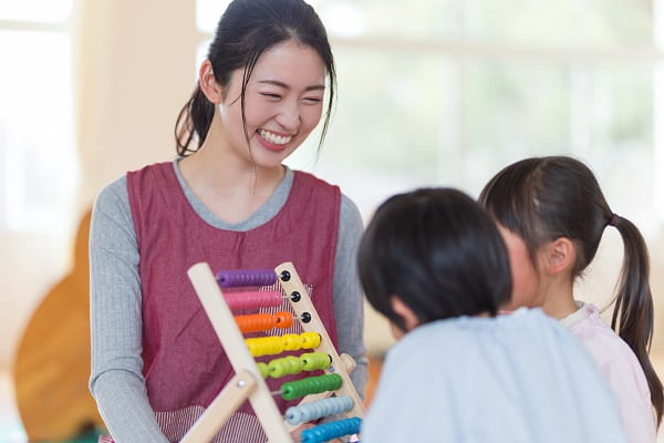 子どもを見る保育士