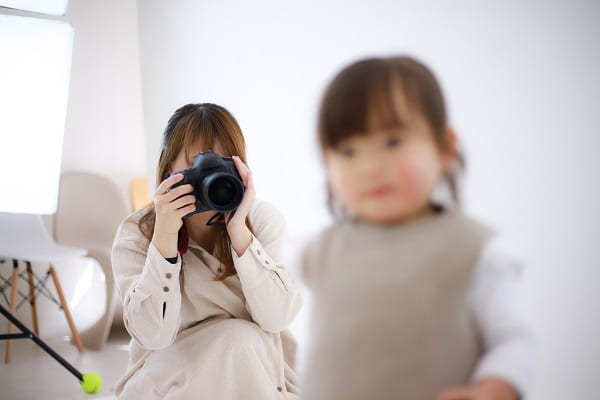 子どもを撮るカメラマン