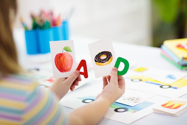 英語のカードを持つ子ども