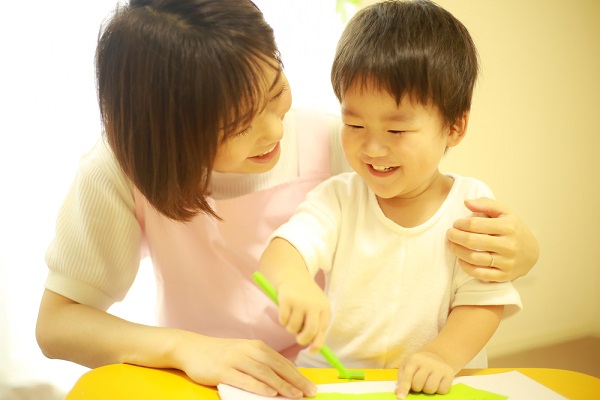保育士と子ども