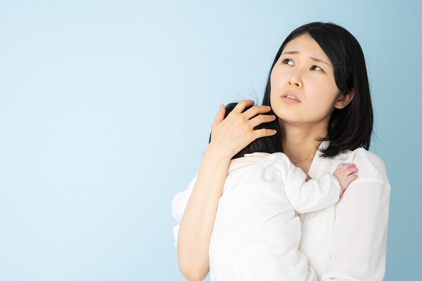 保育士が悩む様子
