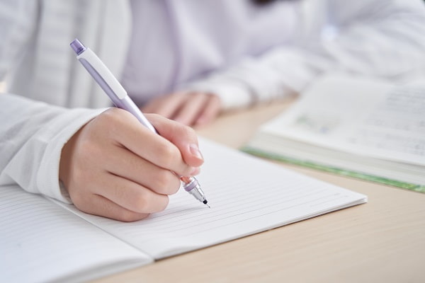 高卒で保育士になるには?資格の取り方や効果的な勉強法をくわしく解説!