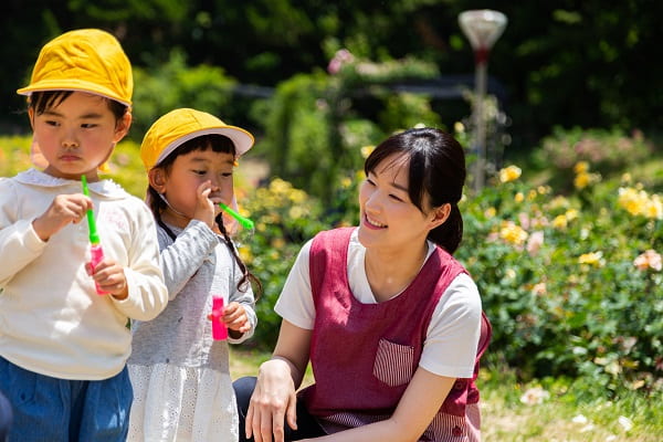 保育士と子ども