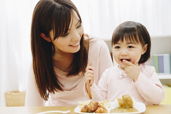 保育士と子ども