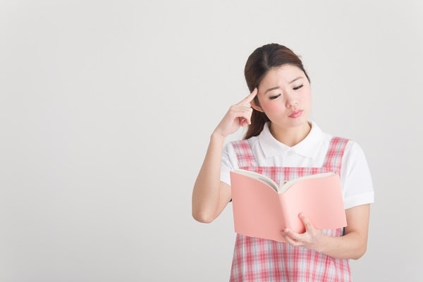 保育士が悩む様子