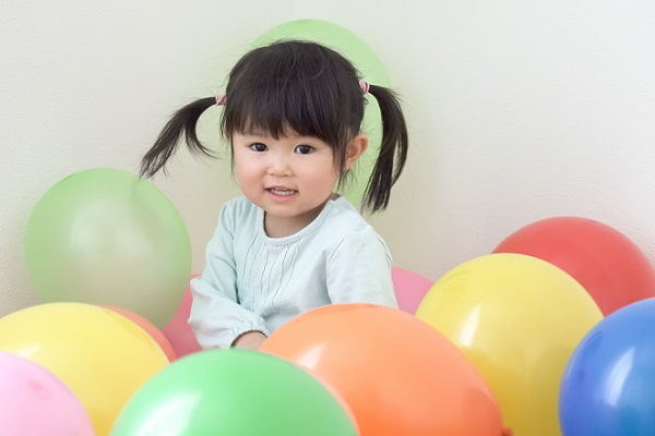 保育園で風船遊びをしよう 活動のねらいと 0歳児や1歳児から楽しめるアイデア10選 保育士求人なら 保育士バンク 保育園で風船遊びをしよう 活動のねらいと 0歳児や1歳児から楽しめるアイデア10選 保育士求人なら 保育士バンク