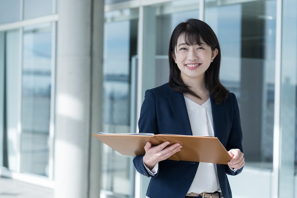 スーツの女性