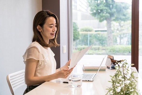仕事をする女性