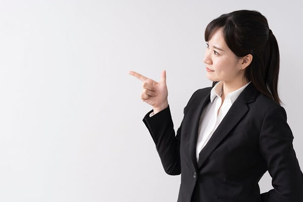 指さしをする女性