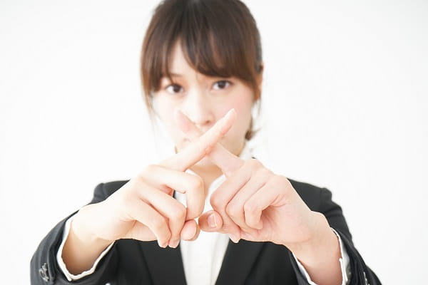 NGサインをする女性