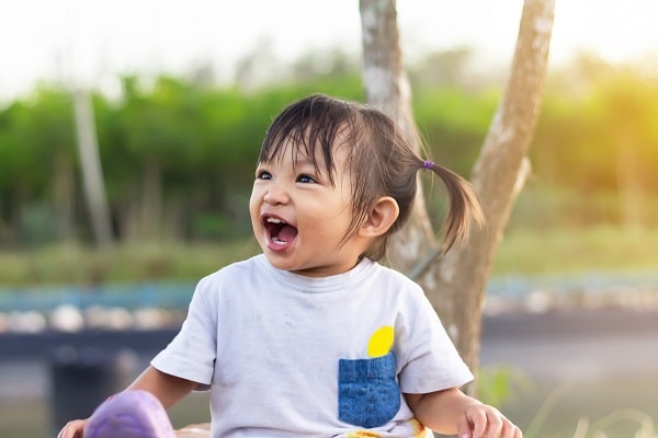 保育士と子ども