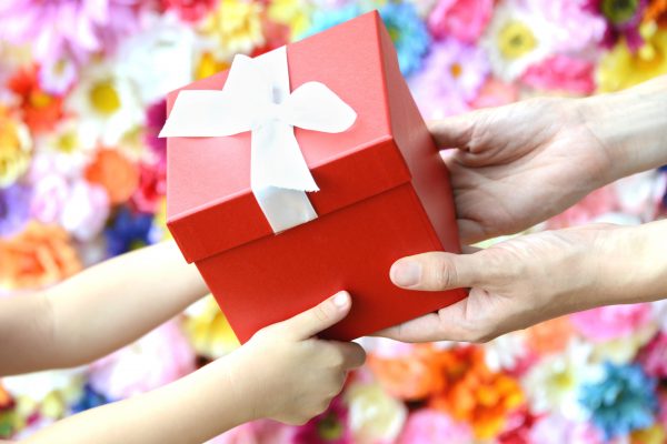 保育園でファミリーデーの製作をしよう!年齢別のプレゼントアイデア10選