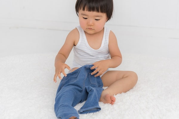 着替えをする子ども
