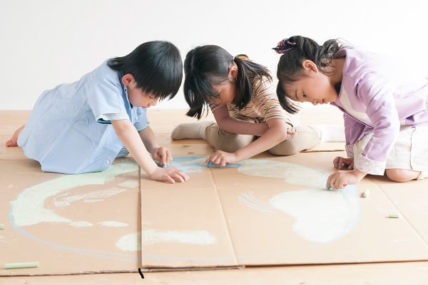 絵を描く子ども