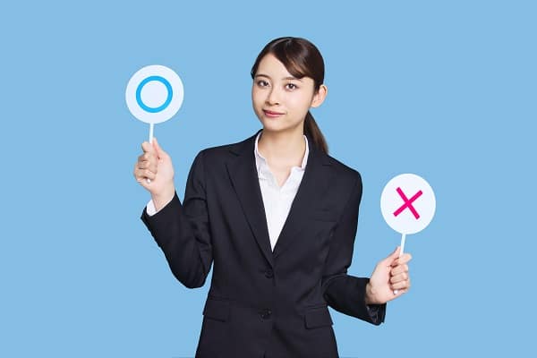 札を持つ女性