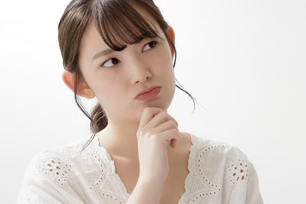 考える女性