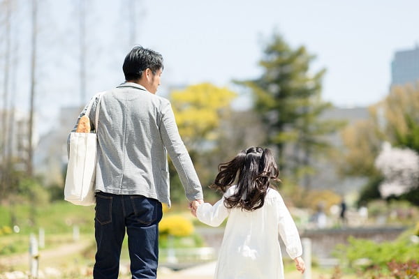 手をつなぐ親子