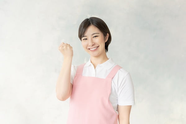 ガッツポーズをする保育士