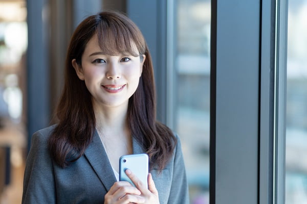 スマホを持つ女性