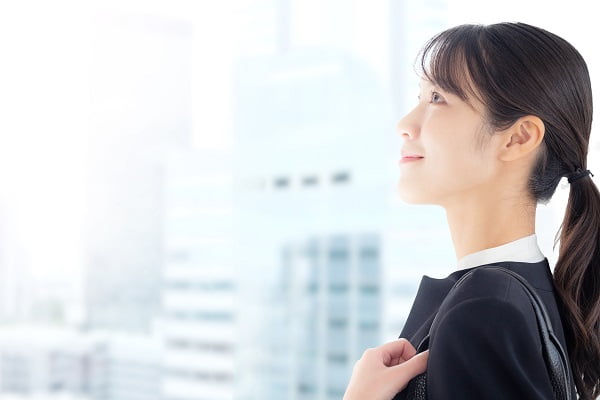 スーツを着た女性