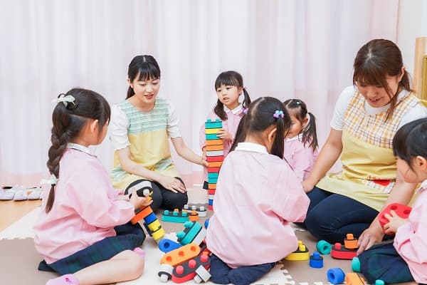 北九州市の保育士事情。復職を支援する事業、平均給料や保育施設数