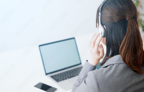 電話をしている様子