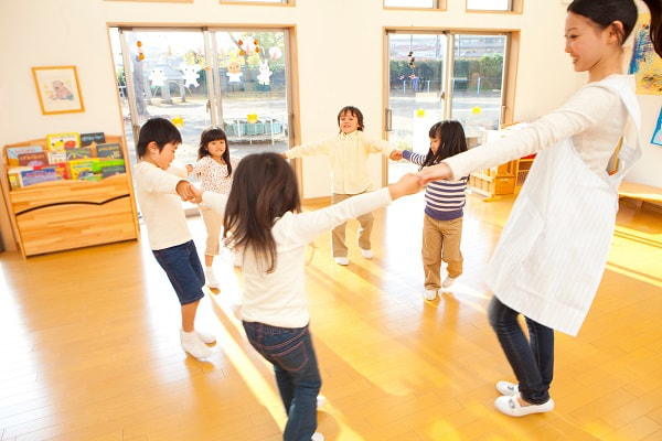 運動会の練習をする子ども