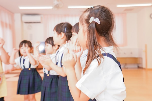 運動会の練習をする子ども