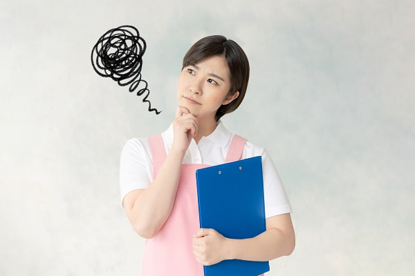 運動会の練習について考える保育士さん