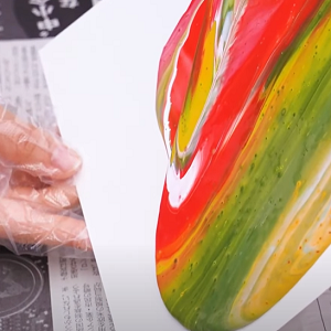 画用紙を傾ける