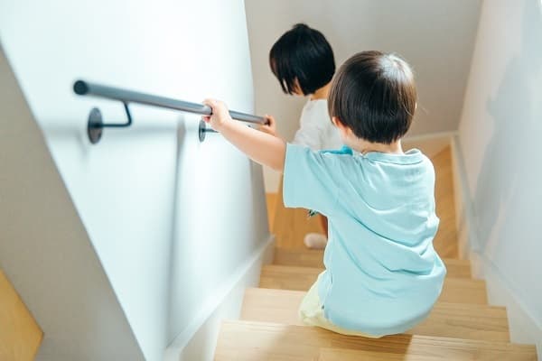 階段を下りる子ども