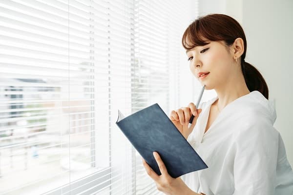 考える女性