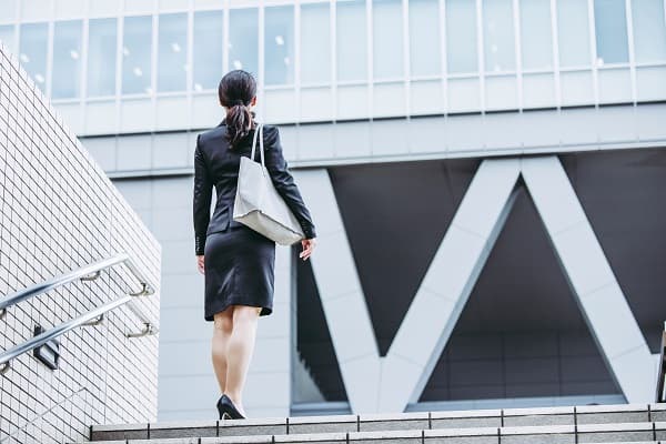 転職活動背中
