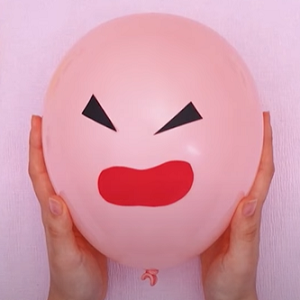 風船に顔パーツをつける