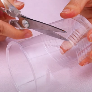 プラスチックのコップ